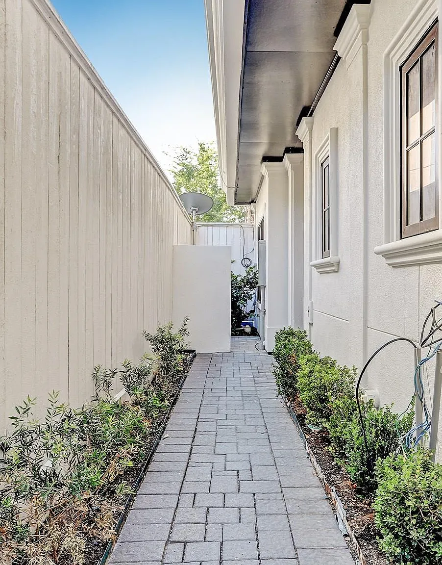 3 bed, 3.5 bath, 2566 sqft, $3,580 — Photo 3