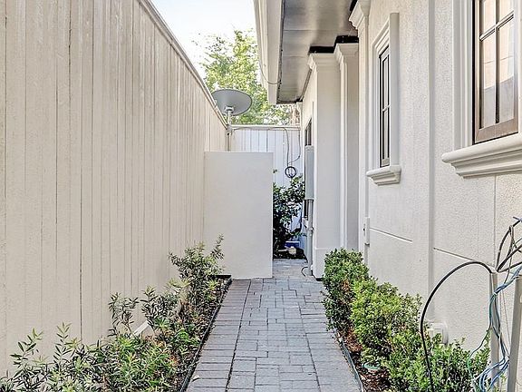 3rd image of 2015 McClendon St
