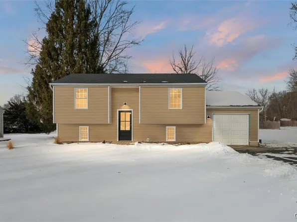 6208 Palisades Dr, Cicero, NY 13039