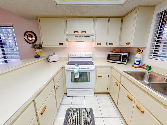 4th image of 35 Village Las Palmas Cir
