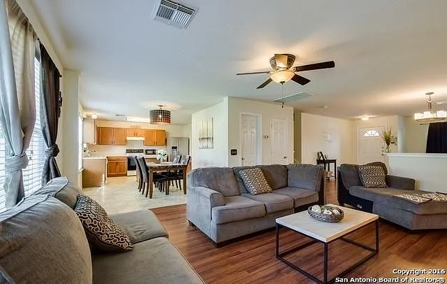 3 bed, 2.5 bath, 2380 sqft, $1,775 — Photo 1