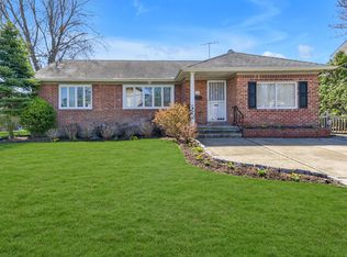 282 North St, New Hyde Park, NY 11040
