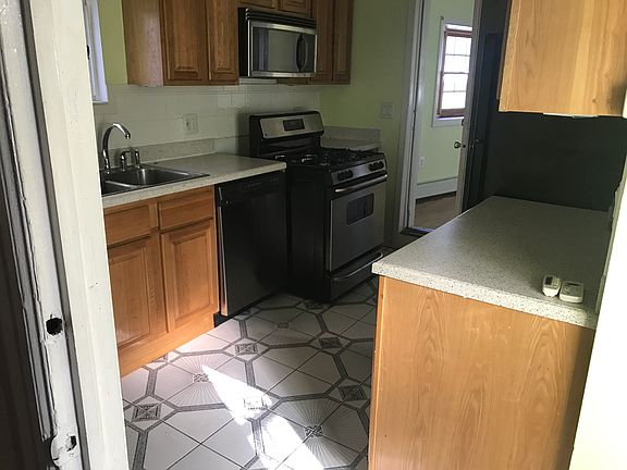 3rd image of 886 Cranford Ave