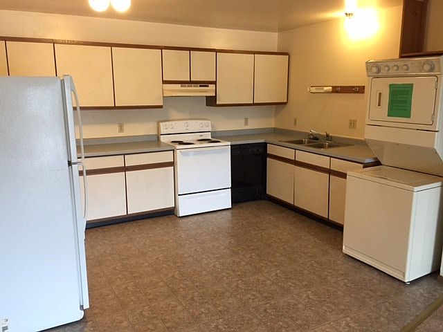 Eat-in Kitchen w/ Washer/Dryer