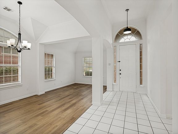 3rd image of 2028 Ravenhurst Dr