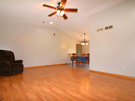 4th image of 117 Wells Ave