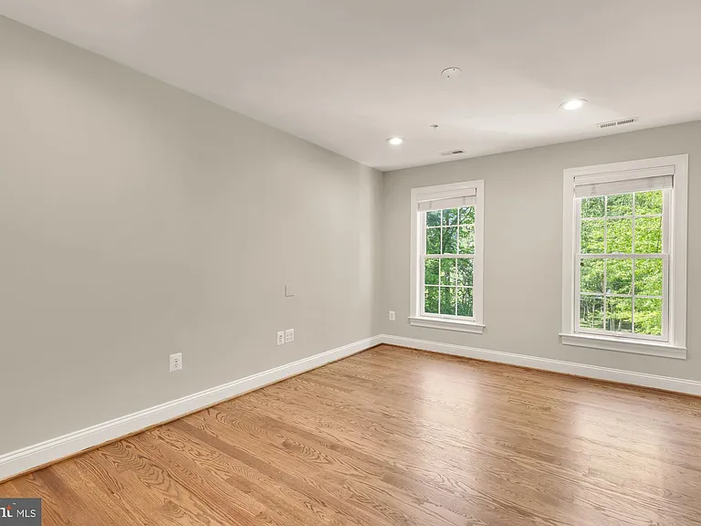 5501 Montgomery St — Photo 20