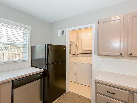 4th image of 108 W 90th St