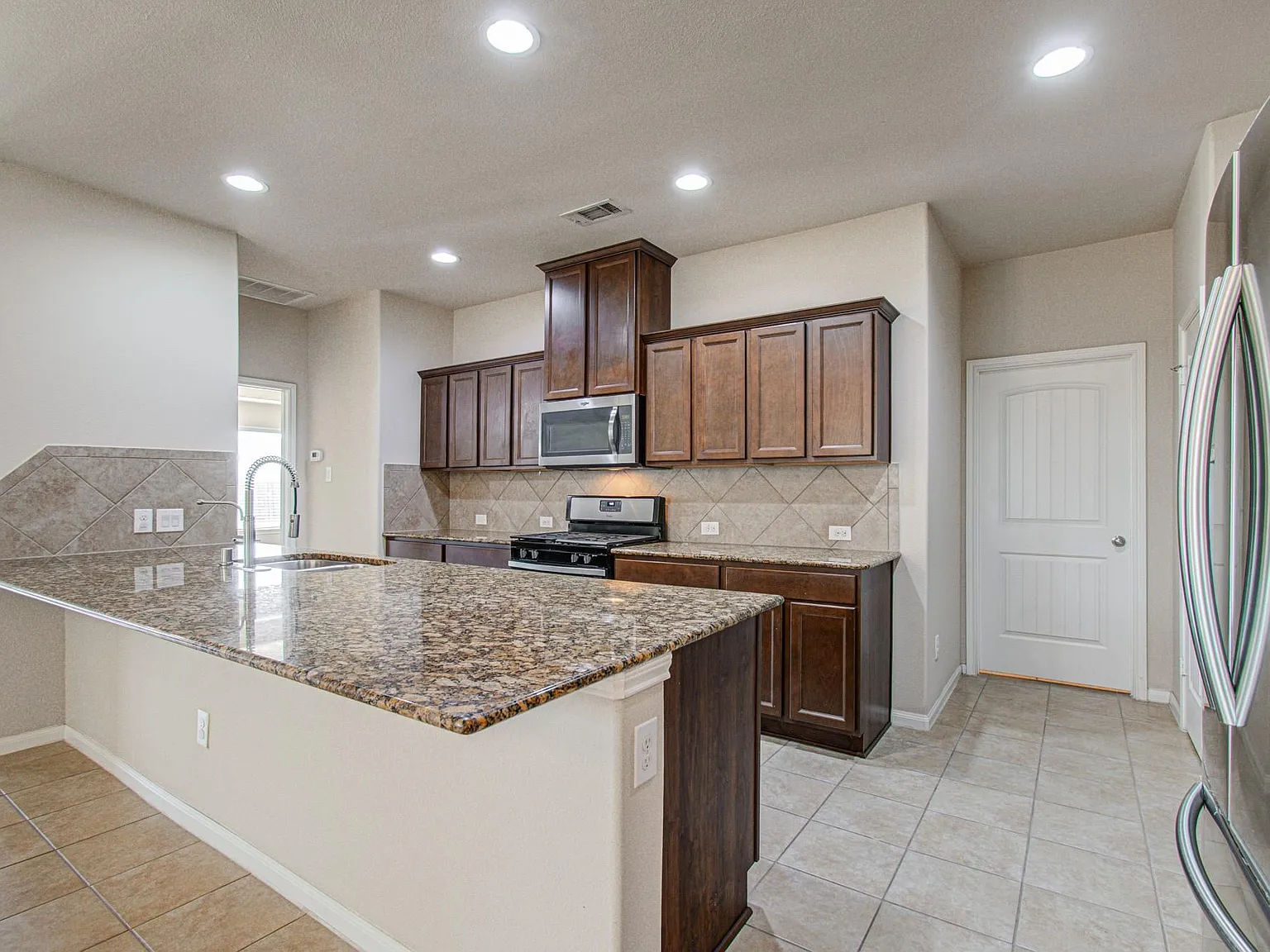 4 bed, 3.5 bath, 2762 sqft, $2,750 — Photo 2