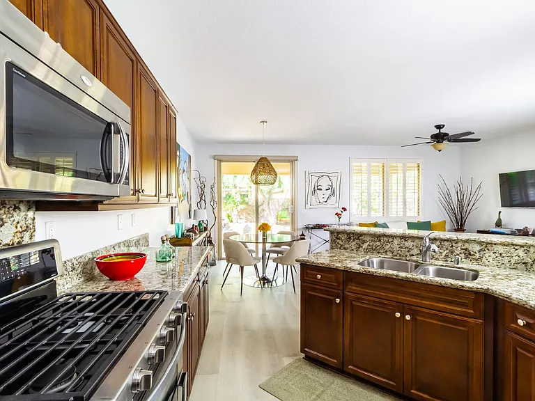 81098 Avenida Vidrio — Photo 11