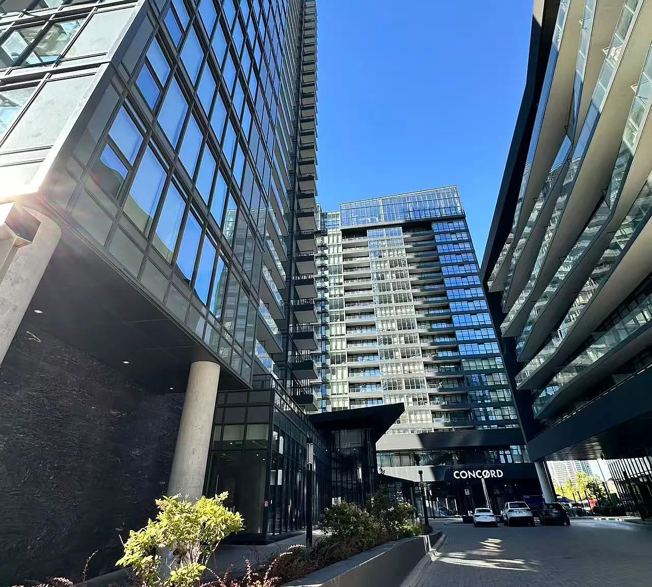 Yorkville Plaza — Photo 2
