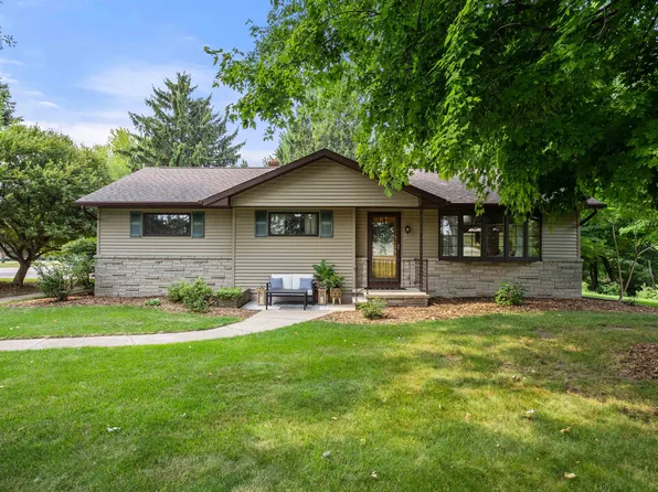 W6453 Lakeview Ct, Menasha, WI 54952