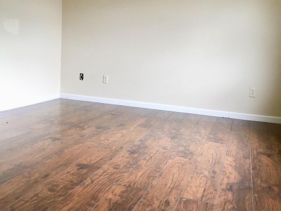 5th image of 1808 Parkwood Ln #18