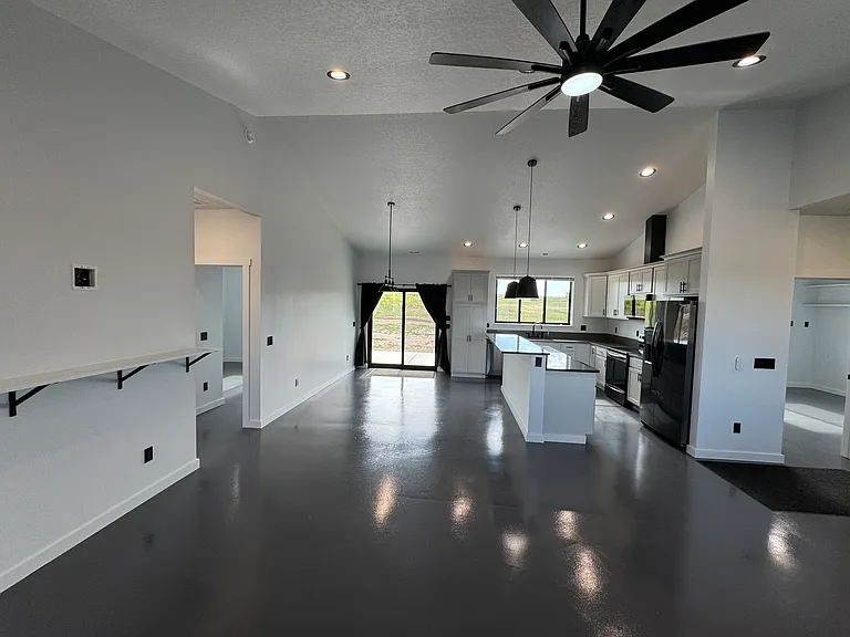 1495 Oxbow Dr — Photo 2