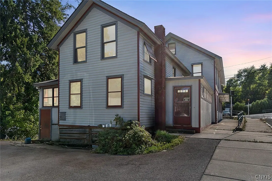 3 bed, 1.5 bath, 5746 sqft, $2,900 — Photo 2