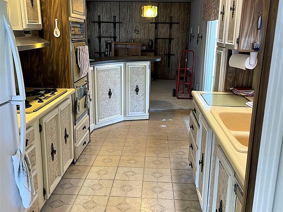 4th image of 8801 Eton Ave #12