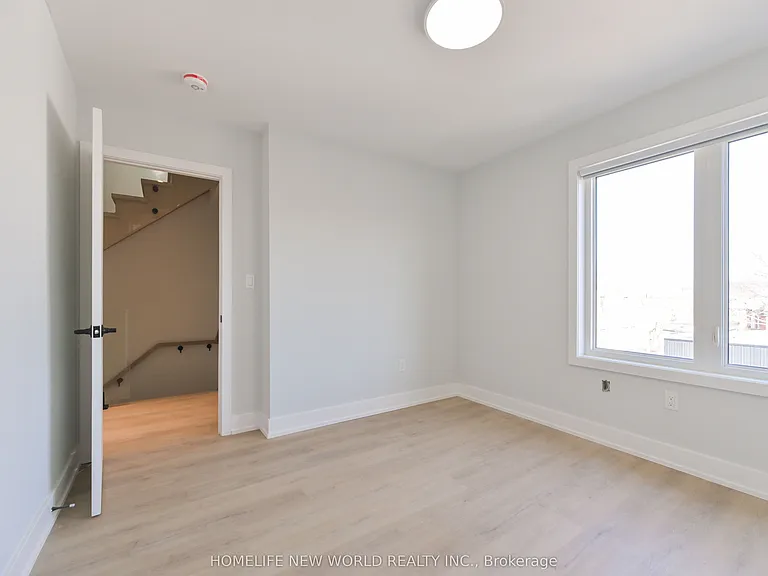 997 Dufferin St #UPPER — Photo 13