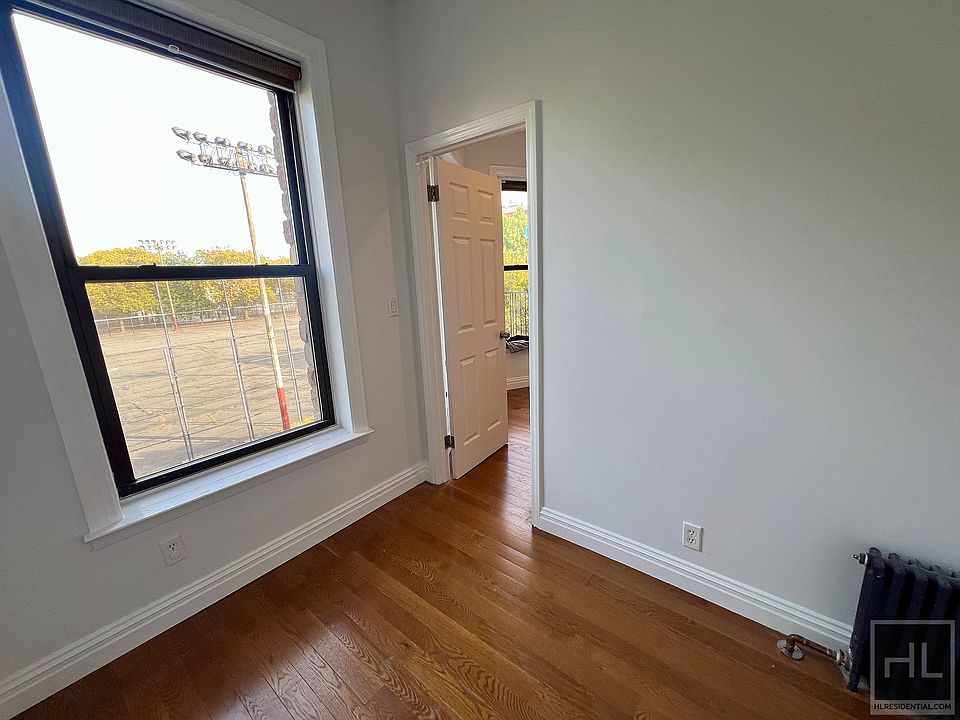2nd image of 14 Saint Andrews Pl #2