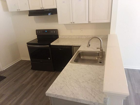3rd image of 504 Nina Ln