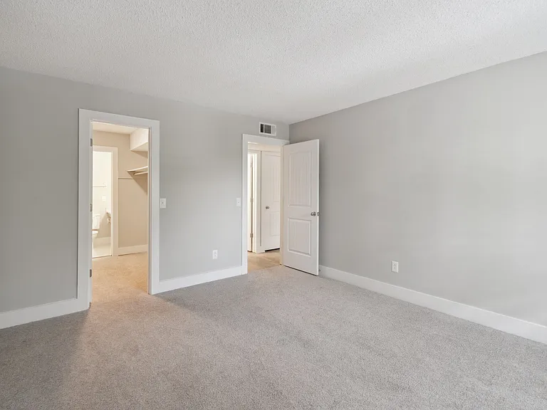 Nottingham Apartments — Photo 12