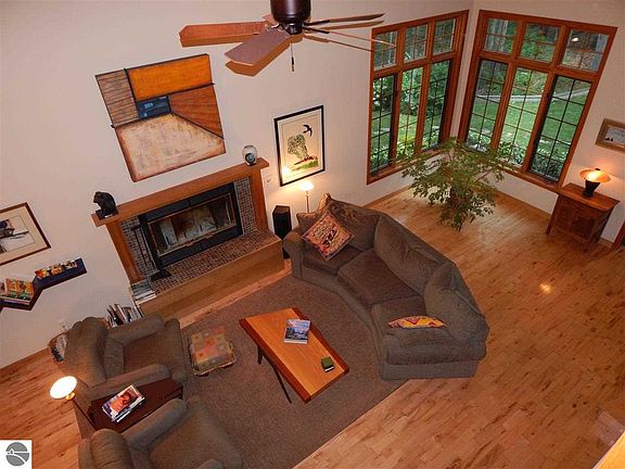 2nd image of 738 W Blackberry Ln