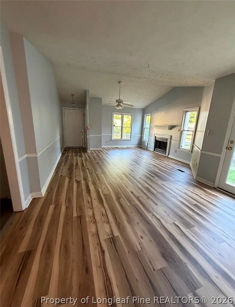 3 bed, 2.0 bath, 1160 sqft, $1,350 — Photo 2