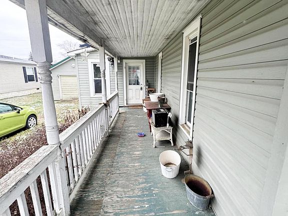 5th image of 902 W Burgess St