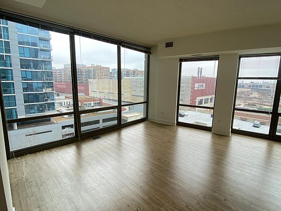 2nd image of 611 S Wells St #P31