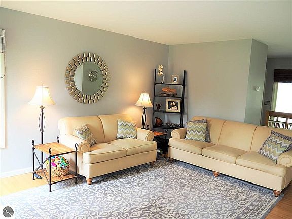 4th image of 631 E Orchard Dr
