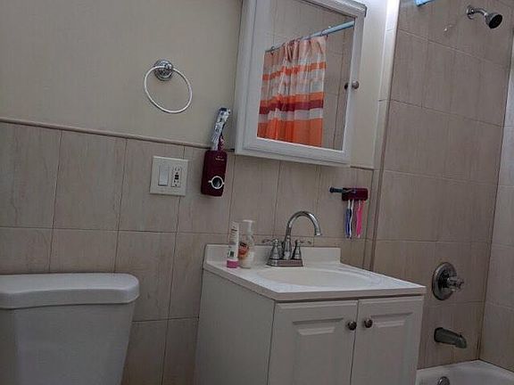 4th image of 35 Stagg St APT 1