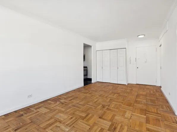 320 East 23rd Street image 3 of 14