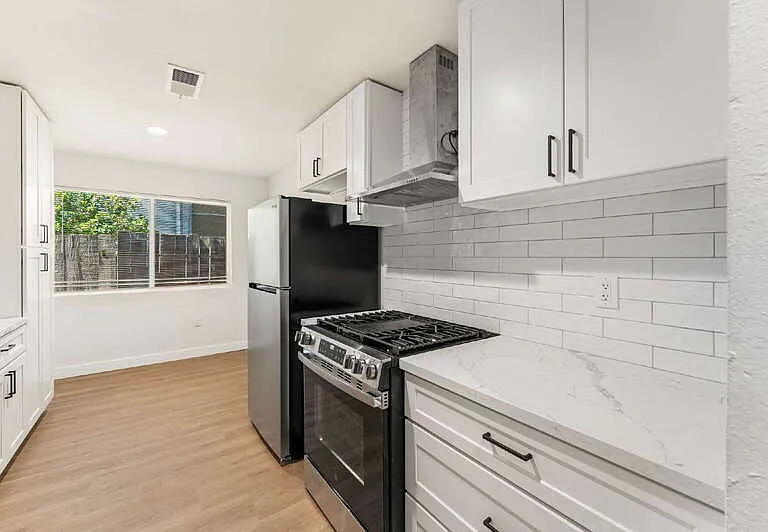327 22nd St — Photo 7