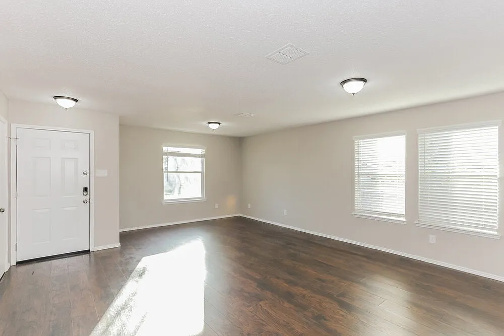 3 bed, 2.0 bath, 1796 sqft, $2,200 — Photo 3