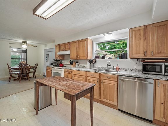 3rd image of 127 Mountain Rd
