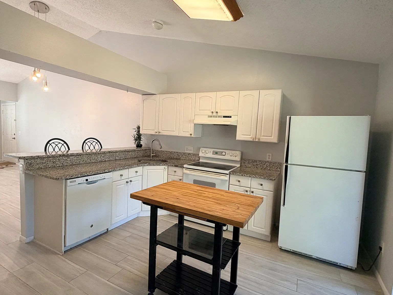 2 bed, 975 sqft, $1,800 — Photo 4