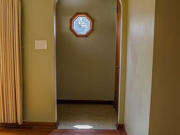 3rd image of 433 Oak Rd