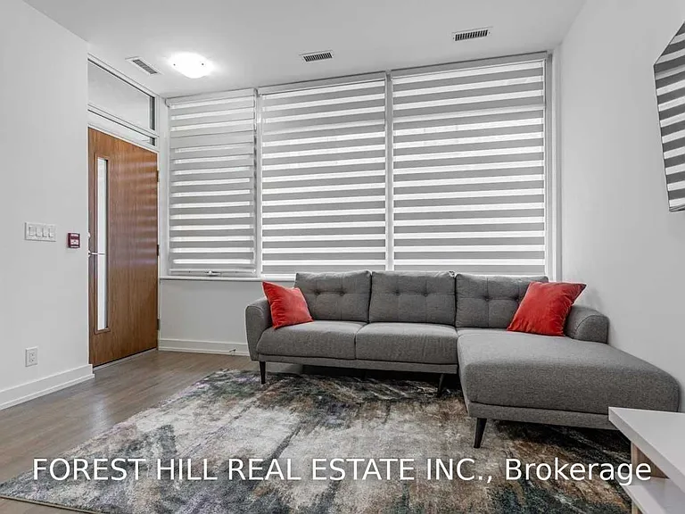 6 Parkwood Ave #Townhouse 102 — Photo 8