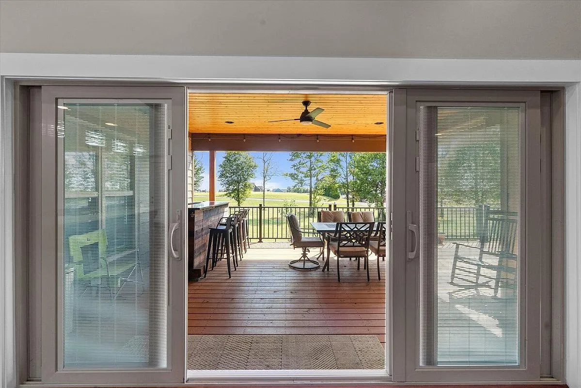 4 bed, 2.5 bath, 2533 sqft, $4,000 — Photo 4