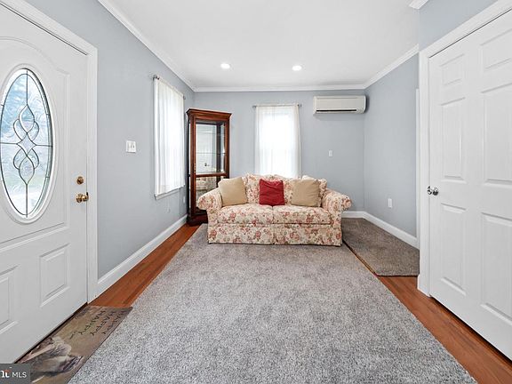 4th image of 910 Marion Ave