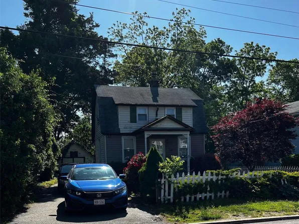 36 8th Avenue, Huntington Station, NY 11746