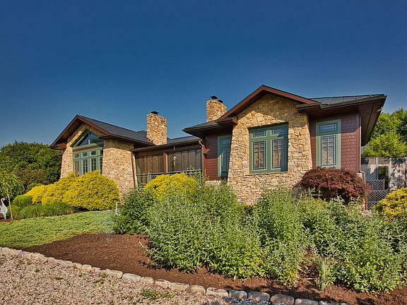 2nd image of 30 Bayberry Ln