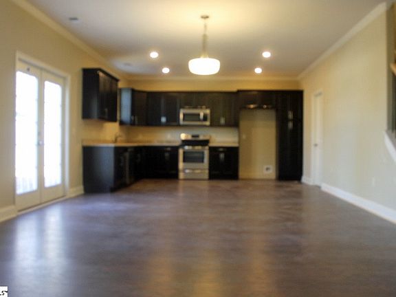 3rd image of 102 Kingsdale Ct