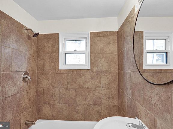 3rd image of 124 Lemon St