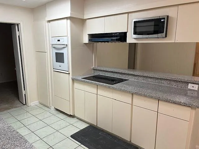3 bed, 2.0 bath, 1807 sqft, $1,895 — Photo 4