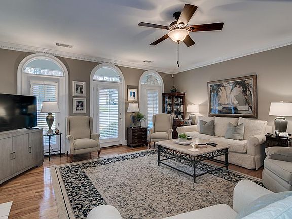 5th image of 823 Park Chase Dr