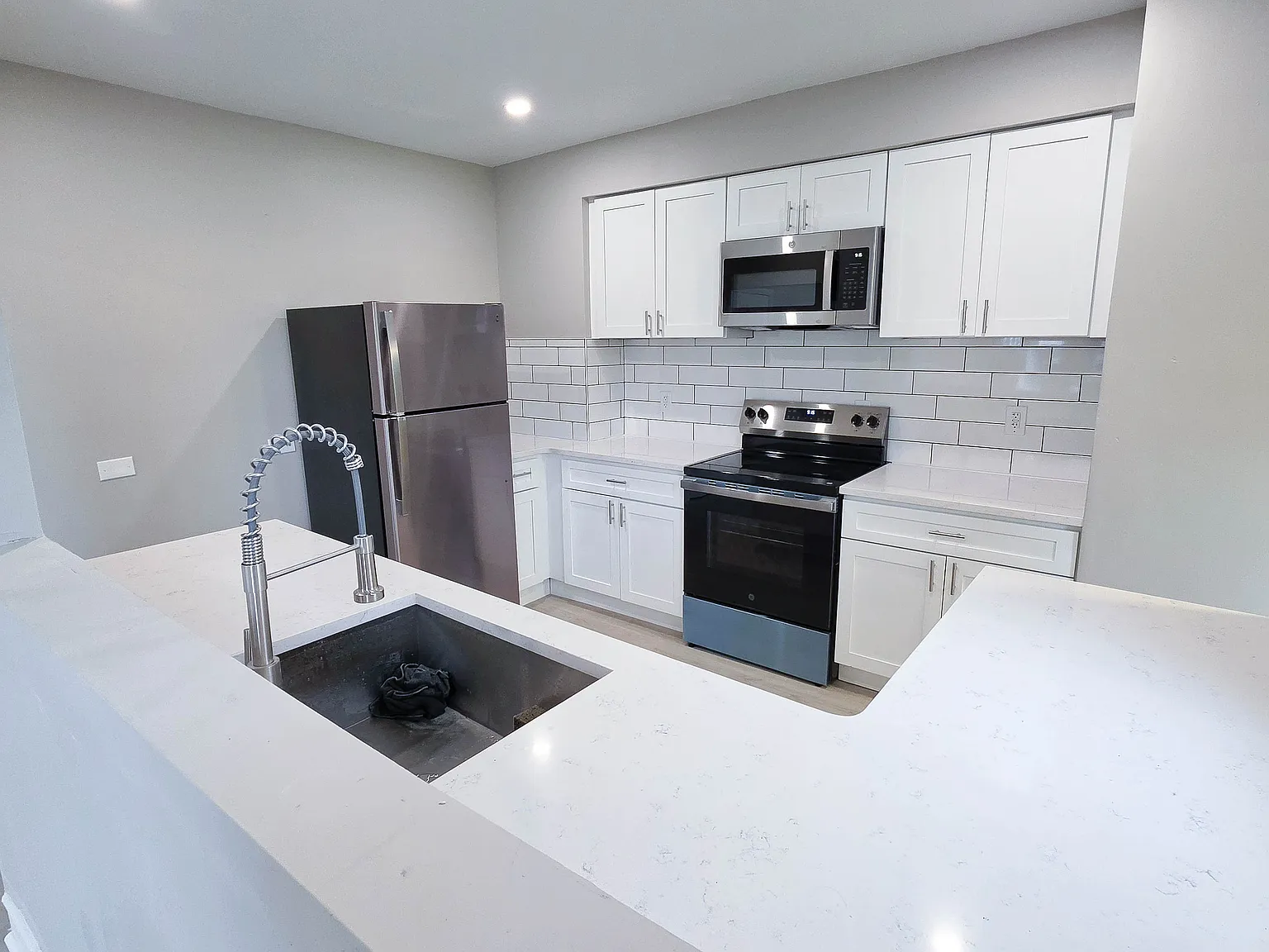 4 bed, 1896 sqft, $2,100 — Photo 2