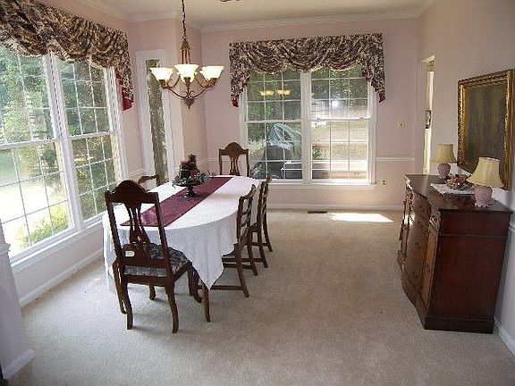 Entertainment sized Dining Room 