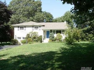 75 Old Town Ln, Halesite, NY 11743