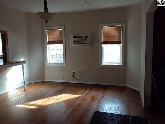 4th image of 308 N Elm St