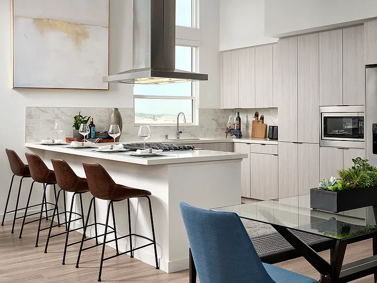 B934: Modern kitchen with dining space